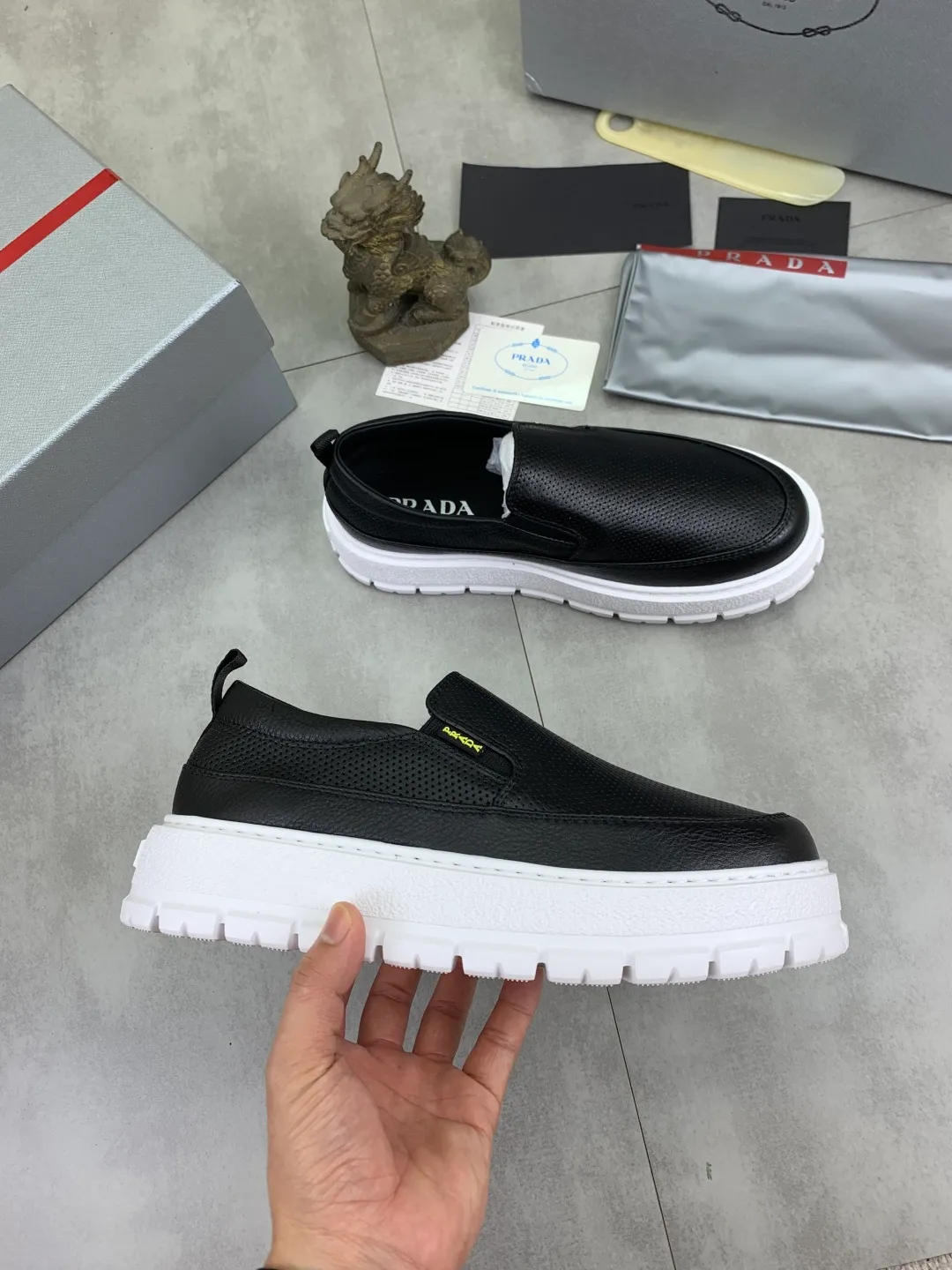 Men's shoes 💰P560💰[New model] The top version is available on the official website, 🆘 The trendy brand (Prada) mainly promotes the popular model, avant-garde and versatile fashionable men's shoes, private version mold opening, cowhide surface splicing 1:1.. Stylish and simple, original imported cowhide lining cowhide feet; the atmosphere and personality are more fashionable, eye-catching and pursuing class. It will subvert the old idea and be a must-have for fashionistas with you! Must keep it for yourself! Tall and comfortable, large and low, high-end quality workmanship. The new high-end outsole on the official website. Size: 38-45. 4️⃣colors available.